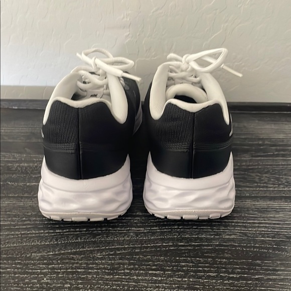 Nike Black and White Running Shoes - Picture 4 of 5